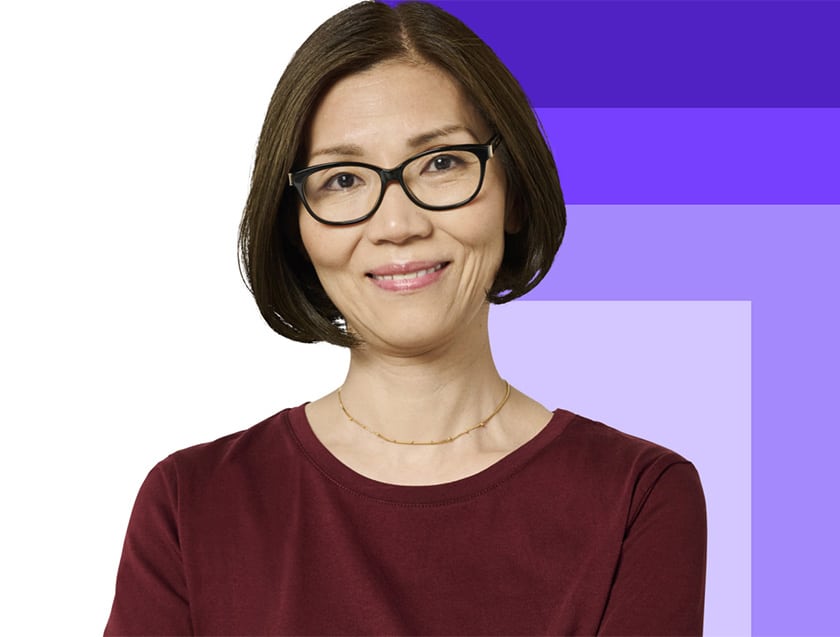 Frau mit Brille lächelt in die Kamera